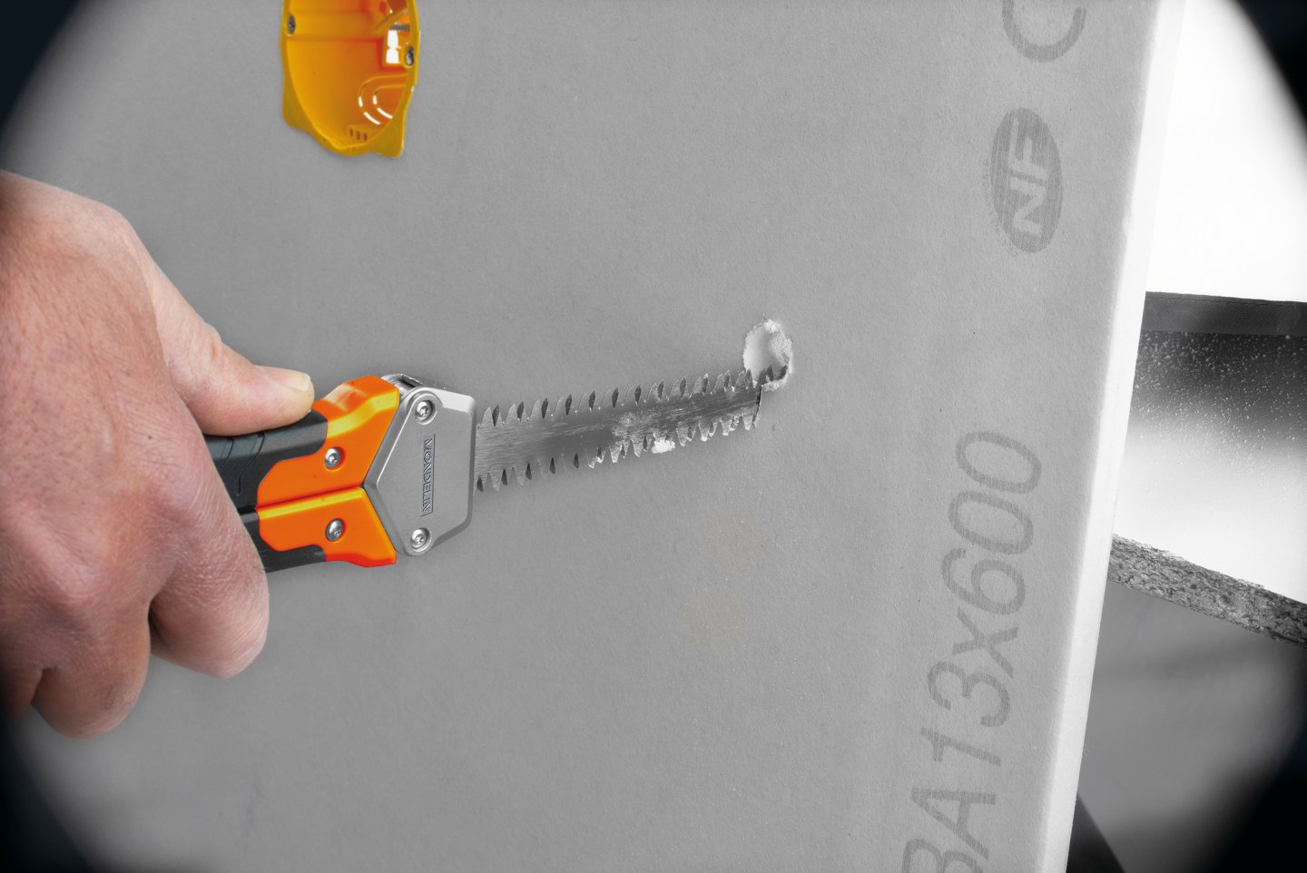 Scie a guichet lame retractable 02