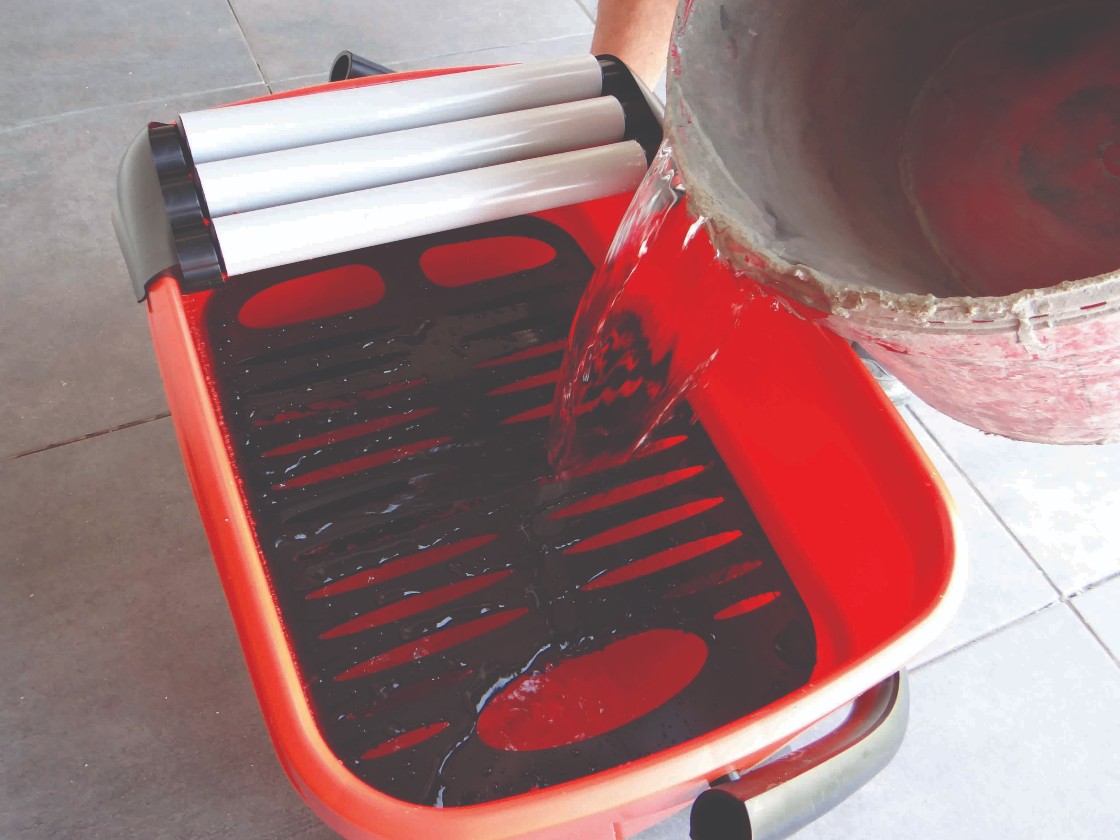 Remplissage de l'eau pour le nettoyage des outils à jointer de carreleur avec le kit Projoint de Mondelin