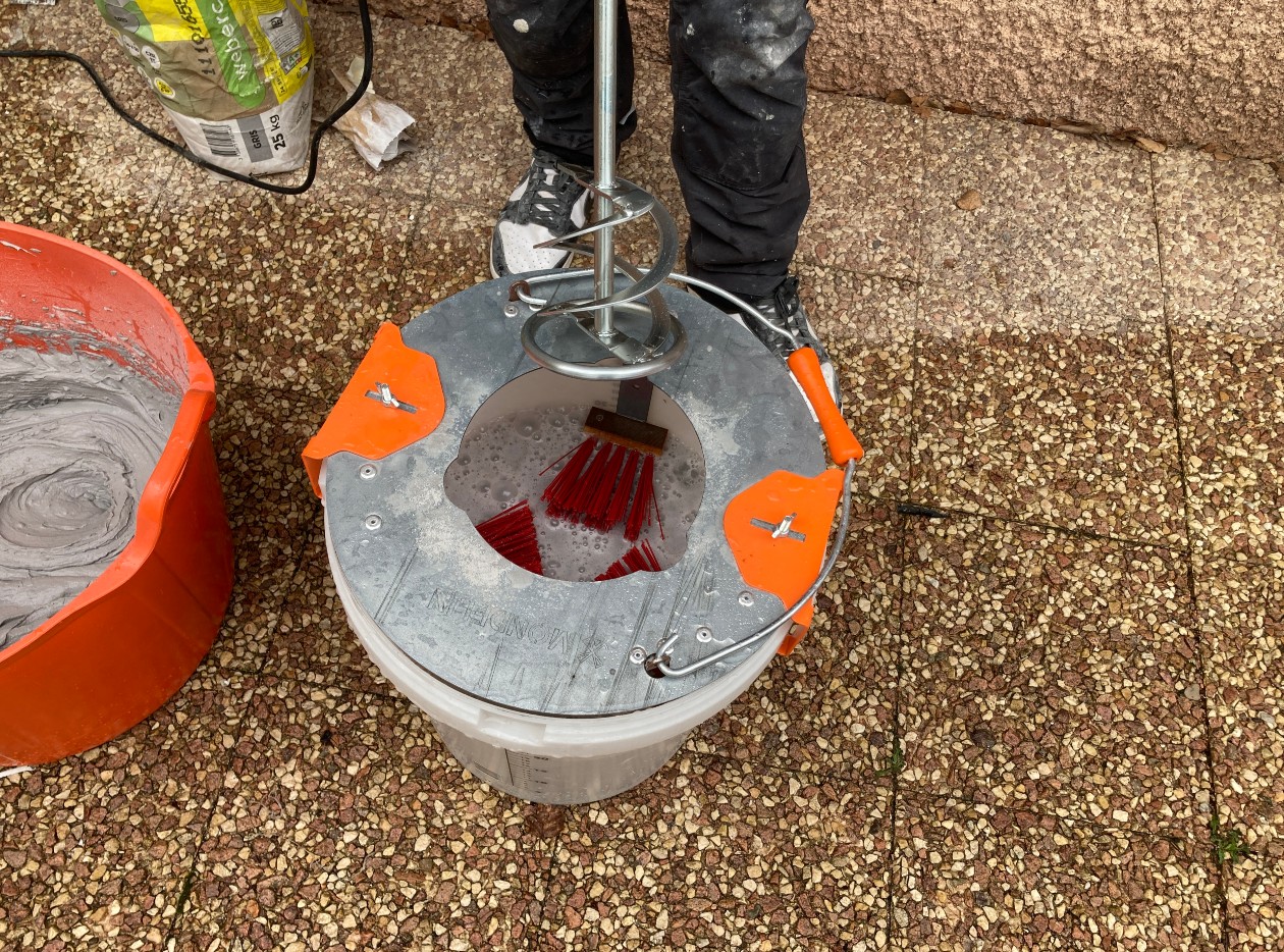 MIXEO : l’outil indispensable pour nettoyer vos mélangeurs vite et sans effort !